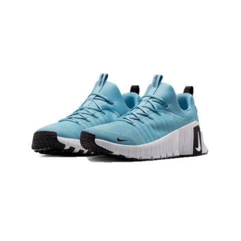Vista en ángulo del par de zapatillas Nike Metcon Free, destacando su diseño atlético en azul claro con suela blanca, puntera reforzada y talón elevado para mayor soporte.