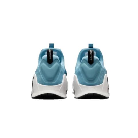 Vista trasera de la zapatilla Nike Metcon Free en azul claro, con tiradores en el talón y diseño envolvente que proporciona sujeción y estabilidad en la parte posterior del pie.