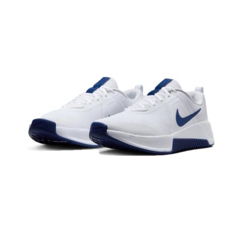 Perspectiva diagonal de las Nike MC Trainer 3, combinando detalles clave del diseño.