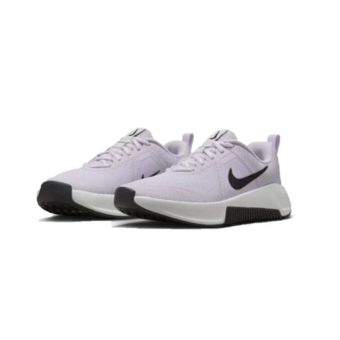 Nike MC Trainer 3 Mujer – vista en ángulo con silueta deportiva.