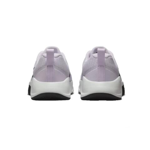 Nike MC Trainer 3 Mujer – vista trasera con talón reforzado.