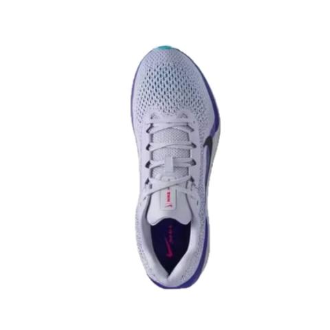Vista cenital de la Nike Air Winflo 11, mostrando la lengüeta, los cordones y la forma anatómica del empeine