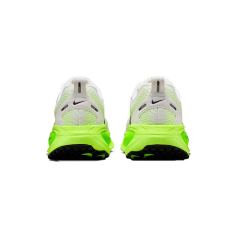 Talón reforzado de las Nike Vomero 18, optimizando estabilidad y confort en la pisada
