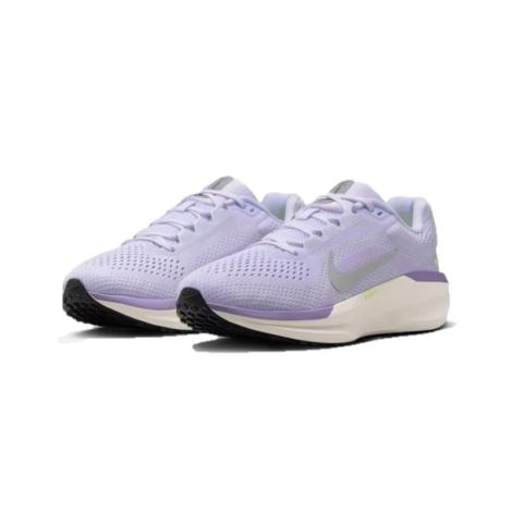 Vista en ángulo de las zapatillas que combina el perfil lateral y la parte superior, resaltando su estilo deportivo y moderno.