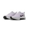 Nike MC Trainer 3 Mujer – vista en ángulo con silueta deportiva.